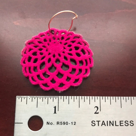 Magenta felted flower earrings - Picture 2 of 3